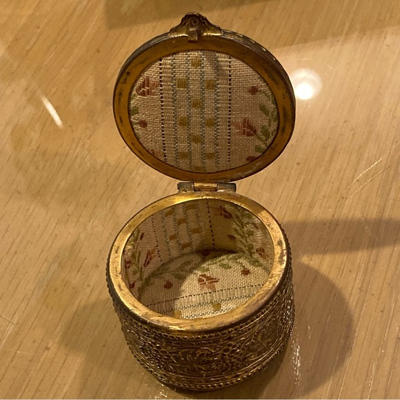 Vintage Patinated Victorian look Metal Vanity, Trinket, Jewel Box. 2x1.5 inches - Picture 3 of 16